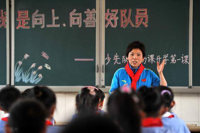 青年王俊是一位潜水专家，受雇海龙潜水公司，前去打捞两箱在第二次世界年夜战时遗留于沉船的黄金。沉船地址暗礁密布，惊险重重，幸得王俊熟习帆海，十分困难才找到躲黄金之地。岂料他们的行迹早为前日本宪兵荒木一夫等把握，将黄金侵占，并将海龙潜水公司负责人杀死，勒迫王俊引航。王俊机灵英勇，与荒木一夫等睁开剧烈斗争，荒木等的快艇撞礁石沉没。王俊因此得了一年夜批黄金，后与女友甄甄成婚，迁往韩国，开设了一间范围复杂的牧场，并育有一女儿珊珊，过着兴奋幸福的糊口。王俊乐善好施，成为名人。本来荒木等人并未死，七年来苦苦清查王俊着落，终究追上门来，逼王俊交出黄金。王俊知道即便交出黄金，亦难保一家平安，再度与荒木等匹敌……